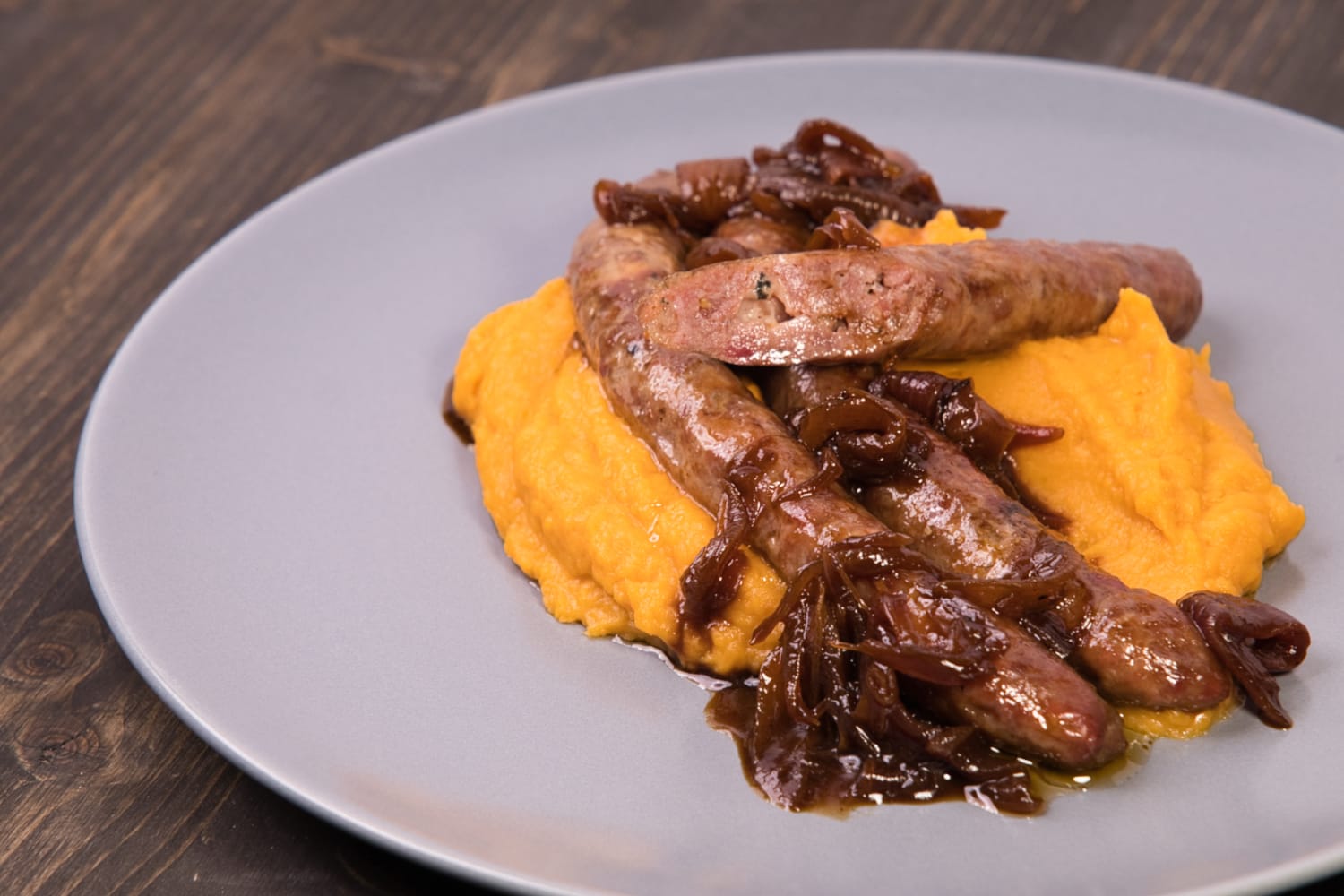 Kéksajtos-baconös kolbászok, édesburgonyapürével tálalva