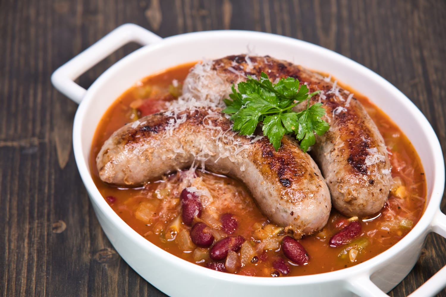 Toszkán Salsiccia kolbászok, zelleres-babraguval tálalva