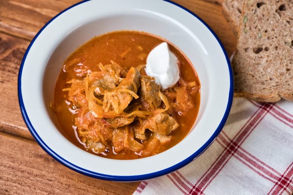 Paradicsomos székelykáposzta tejföllel és kenyérrel tálalva