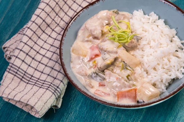 Tejszínes-ananászos sertésszűz, párolt rizzsel tálalva