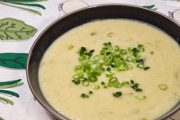 Hagymakrémleves kitálalva, friss újhagymával megszórva 