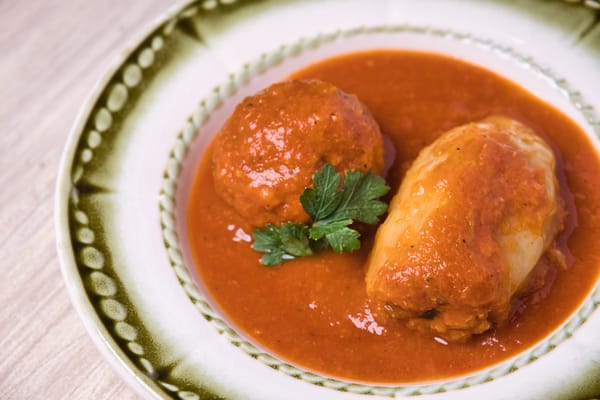 Töltött paprika paradicsomszósszal, petrezselyemmel díszítve 